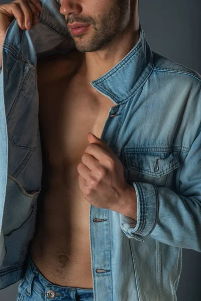 Bild Ung Stilig Macho Man Med Mage Och Öppen Denim — Stockfoto