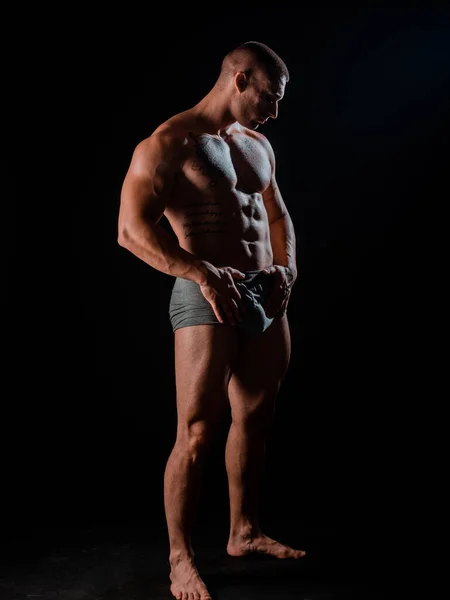 Güçlü Formda Bir Vücut Geliştirici Sportif Kaslı Erkek Atlet Spor — Stok fotoğraf