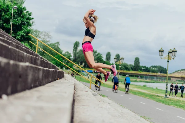 Fit Gezonde Atleet Mooie Vrouw Strakke Sportkleding Springen Trap Opwarmen — Stockfoto