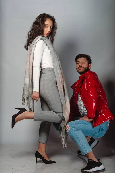 Pasangan Model Laki Laki Dan Perempuan Dalam Pakaian Modern Berpose — Stok Foto
