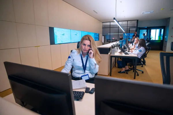Sicherheitspersonal Arbeitet Computer Während Hauptkontrollraum Sitzt — Stockfoto