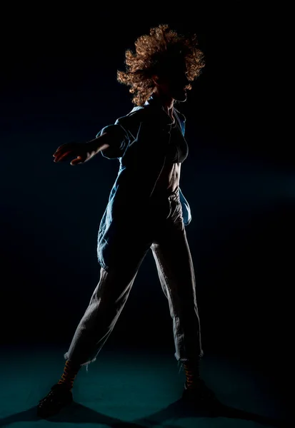Stijlvol Jong Meisje Uitvoeren Van Een Artistieke Dans Choreografie — Stockfoto
