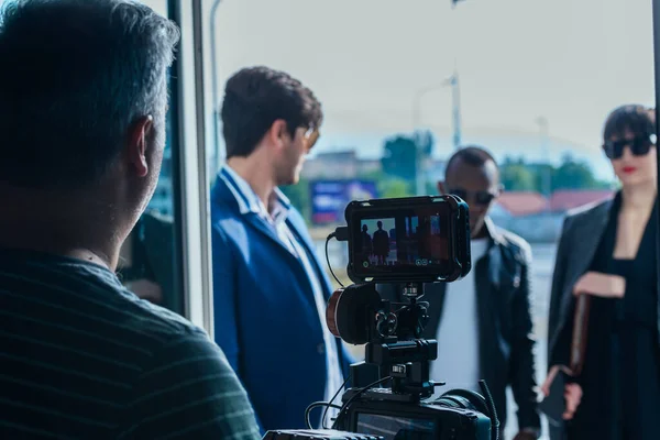 Videograf Macht Video Von Jungen Multiethnischen Geschäftsleuten — Stockfoto