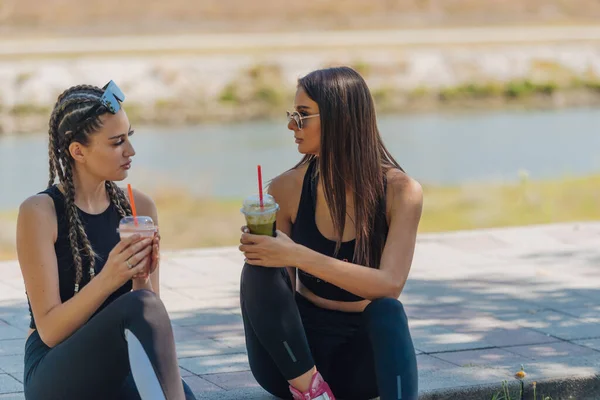 Due Ragazze Siedono Parco Mentre Prendono Una Pausa Dal Pattinaggio — Foto Stock