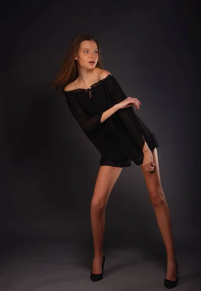 Высокий Портрет Элегантной Женщины Коротком Черном Платье — стоковое фото