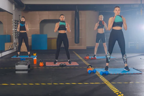 Dört Çekici Kadından Oluşan Fitness Grubu Bir Sağlık Topuyla Egzersiz — Stok fotoğraf