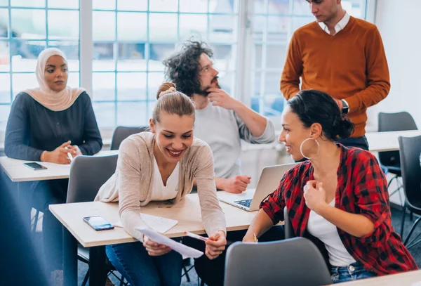 Diversos Empresarios Durante Una Conversación Sobre Nuevo Proyecto — Foto de Stock