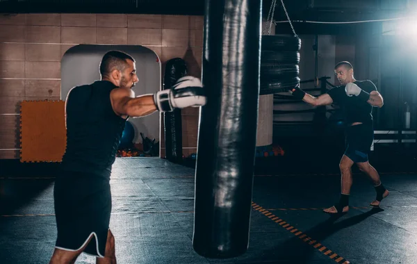 Koncepce Zdravého Životního Stylu Mladý Sportovec Trénuje Kopy Boxerským Pytlíkem — Stock fotografie