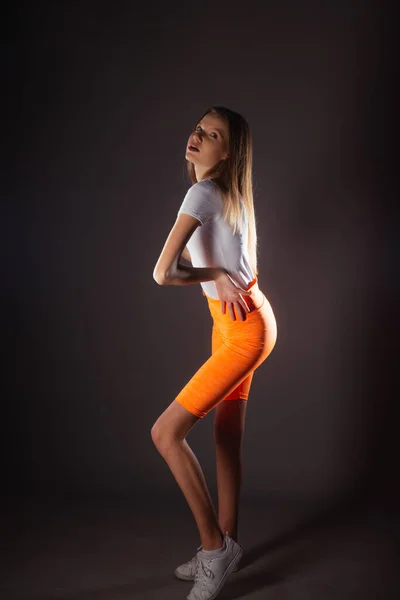 Menina Esportes Bonita Com Leggings Laranja Curto Posando Isolado Fundo — Fotografia de Stock