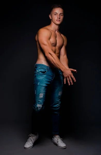 Zdjęcia Tułowia Seksownego Mężczyzny Bez Koszuli Pozującego Niebieskich Modnych Dżinsach — Zdjęcie stockowe