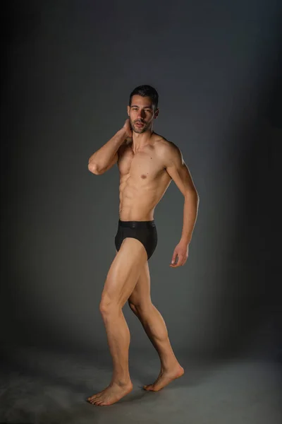 Uomo Sexy Con Corpo Muscoloso Posa Nudo Con Mutande Nere — Foto Stock