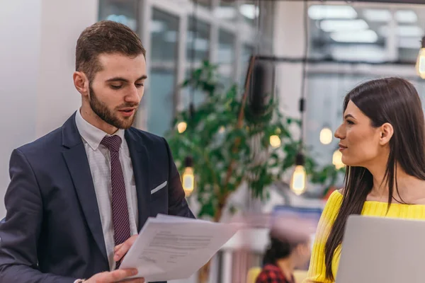 Gerente Explicando Seu Empregado Como Terminar Suas Tarefas Colegas Discutindo — Fotografia de Stock