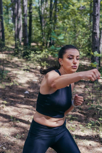 Close Portret Van Een Sexy Brunette Oefenen Kickbox Met Directe — Stockfoto