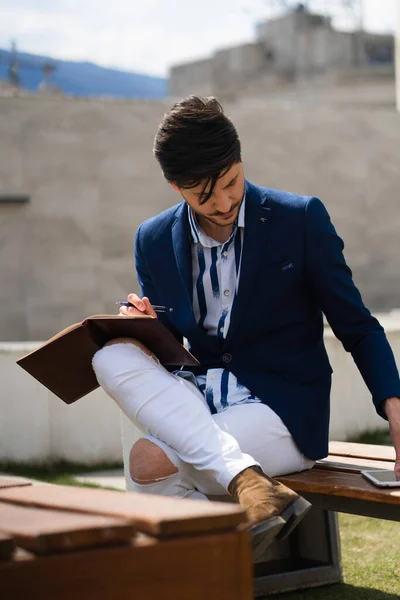 Businesman Urbano Sta Lavorando All Aperto Sui Suoi Piani Lavoro — Foto Stock