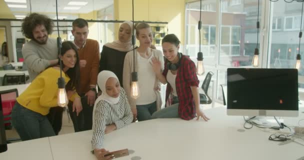 Groupe Collègues Multiraciaux Discutant Avec Leur Patron Caméra Dans Leur — Video