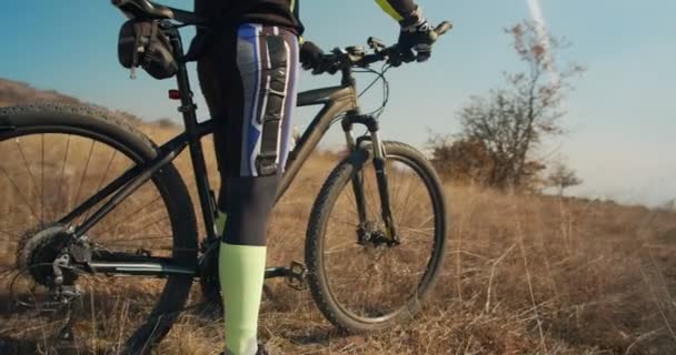 Vista Cerca Ciclista Colina Montaña — Vídeos de Stock