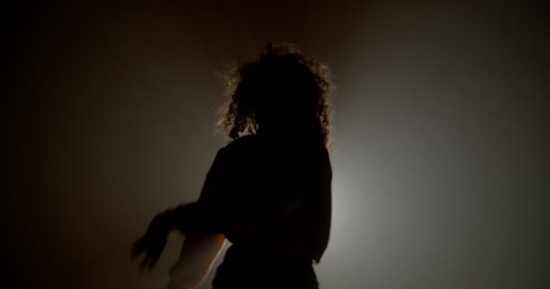 Meisje Silhouet Studio Met Mist Licht Stralen Dansen — Stockvideo