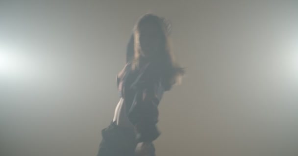 Silhueta Uma Linda Garota Dançando Isolada Amarelo Com Fumaça Leve — Vídeo de Stock