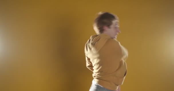 Dançarino Masculino Atuando Isolado Amarelo — Vídeo de Stock