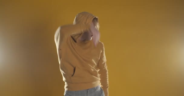 男性ダンサー 遅いMoでスタジオで黄色に隔離されたパフォーマンス — ストック動画