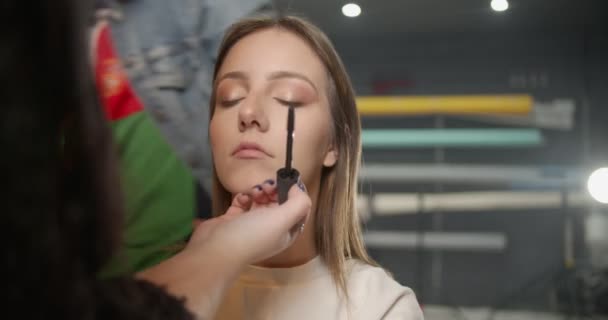 Pestanas Fazer Aplicação Uma Modelo Feminina Estúdio — Vídeo de Stock