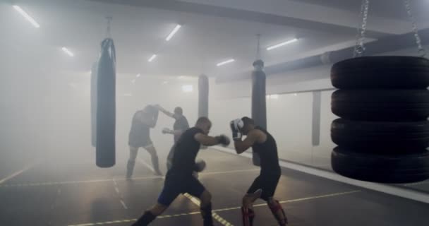 Kickboxer Wärmen Sich Mit Übungen Auf — Stockvideo