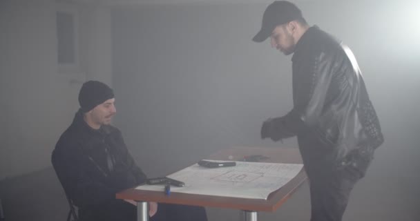 Hoții Pregătesc Planifică Pentru Jaf Hartă Din Garaj — Videoclip de stoc