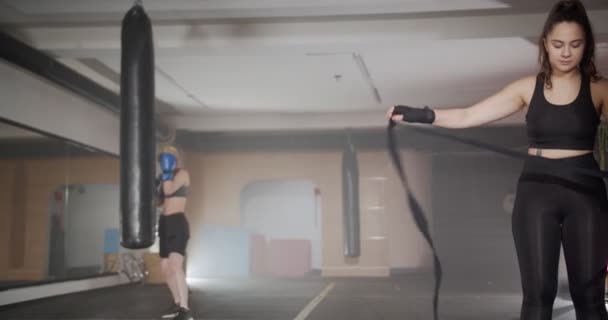 Dos Chicas Preparándose Para Entrenamiento Kickbox Gimnasio — Vídeos de Stock