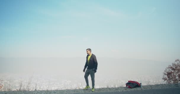 Hombre Mayor Está Estirando Calentando Sus Piernas Para Entrenamiento — Vídeos de Stock