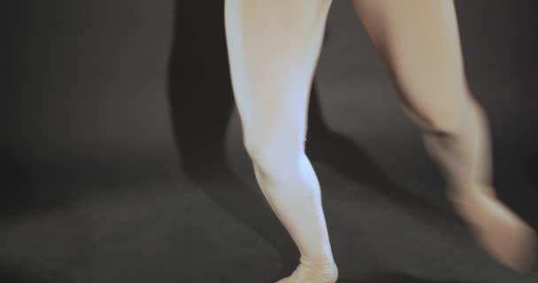 男舞蹈演员开始用他的腿跳舞 然后用手和脚跳起舞来 — 图库视频影像
