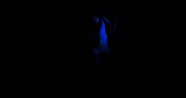 Мужчина Танцор Веселится Через Танцы Студии Ультрафиолетовыми Светодиодными Лампами — стоковое видео