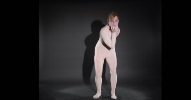 Мужчина Танцует Выражением Лица Руками Замедленной Съемке — стоковое видео