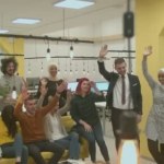 Группа мультирасовых коллег рада успешной презентации в своем офисе Группа мультирасовых коллег рада успешной презентации в своем офисе