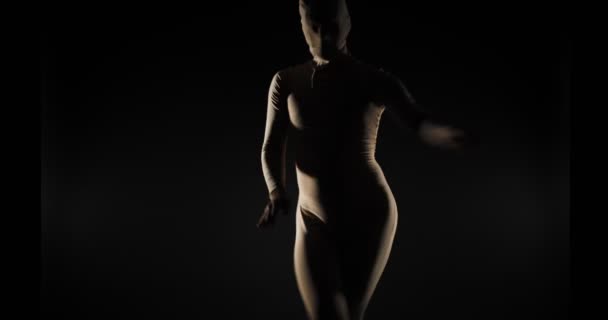 Männlicher Tänzer Erzählt Eine Geschichte Durch Seinen Tanz Vollnackten Kostüm — Stockvideo