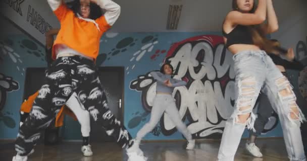 Skupina Multiraciálních Tanečníků Tančí Společně Jako Jeden Zpomaleném Filmu — Stock video