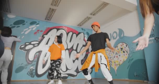 Gruppe Multiethnischer Tänzer Tanzt Ihre Choreographie Studio Zeitlupe — Stockvideo