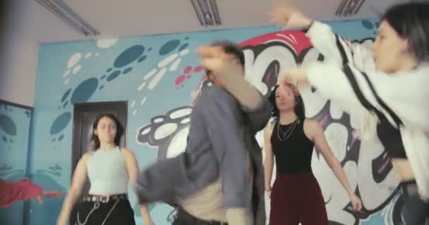 Schwarzer Tänzer Tanzt Freestyle Während Die Anderen Von Hinten Ihn — Stockvideo