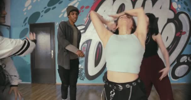Dziewczyna Tancerka Tańczy Środku Kręgu Podczas Gdy Jej Ekipa Szaleje — Wideo stockowe