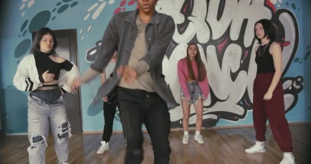 Männlicher Tänzer Tanzt Hip Hop Der Mitte Des Kreises Während — Stockvideo