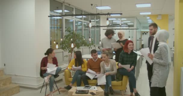 Gruppe Multiethnischer Mitarbeiter Diskutiert Über Die Präsentation Ihrem Büro — Stockvideo