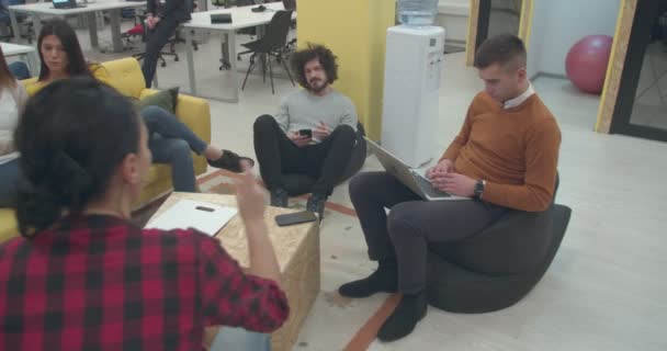Νέοι Που Κάθονται Άνετα Στο Γραφείο Συζητώντας Ιδέες Μαζί Ιδέες — Αρχείο Βίντεο