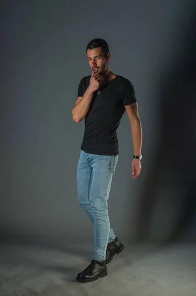 Fotografia Estúdio Homem Bonito Posando Jeans Camisa Preta — Fotografia de Stock