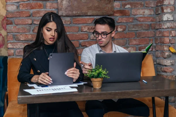 Reunión Negocios Dentro Café Con Dos Jóvenes Colegas Sentados Una — Foto de Stock