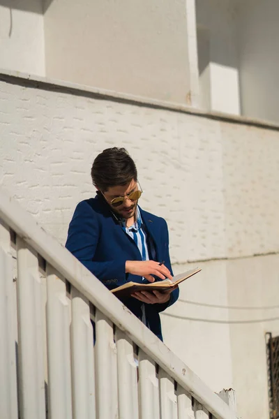 Buisnessman Bien Adaptado Está Teniendo Una Conversación Seria Sobre Oferta —  Fotos de Stock