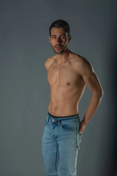 Студійний Портрет Сорочки Сексуального Чоловіка Відсутністю Джинсових Блакитних Джинсах — стокове фото