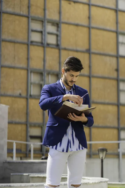 Geschäftsmann Arbeitet Und Denkt Über Seine Bisherige Arbeit Seinem Unternehmen — Stockfoto