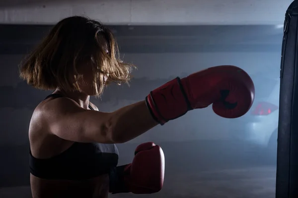 Sportovní Dívka Konkurenčním Bojovým Postojem Dělá Boxerské Cvičení Dělat Přímý — Stock fotografie