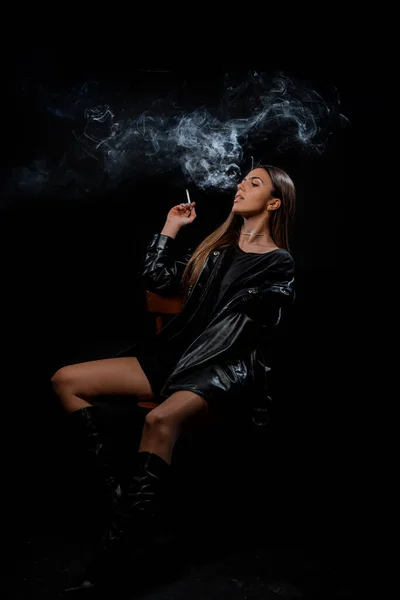 Portré Egy Gyönyörű Női Modell Pózol Trendi Fekete Ruhák Dohányzás — Stock Fotó
