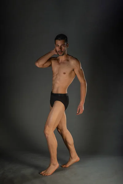 Sexy Muž Svalnatým Tělem Pózuje Nahý Černým Spodním Prádlem Uvnitř — Stock fotografie