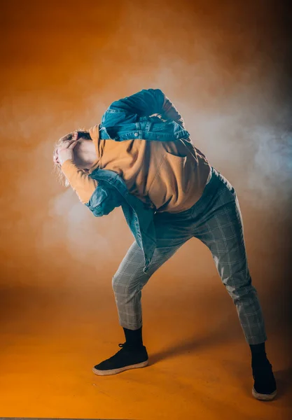 Joven Con Estilo Realizando Una Coreografía Danza Artística — Foto de Stock